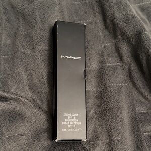 MAC NC44 Studio Sculpt Foundation SPF 15